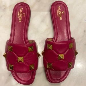 Valentino Roman Stud Garavani Slide Fuchsia excellent condition. Worn few times